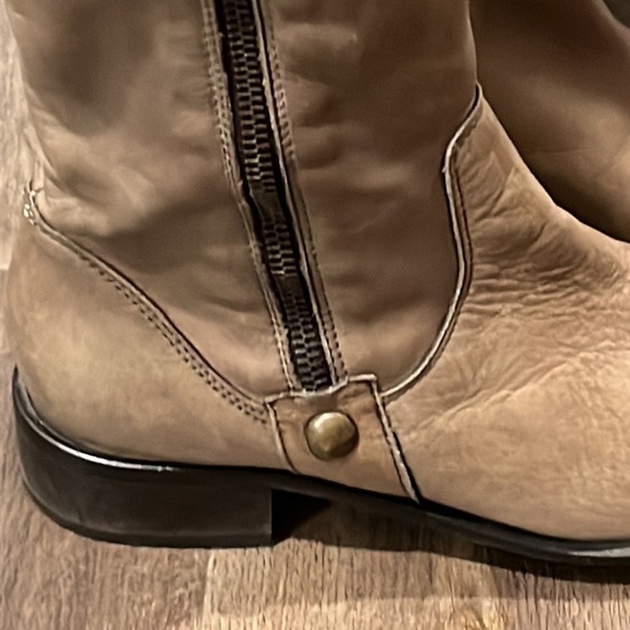 Browns made in Italy size 7 1/2 tan leather boots, calf extenders, small heel - Picture 3 of 9